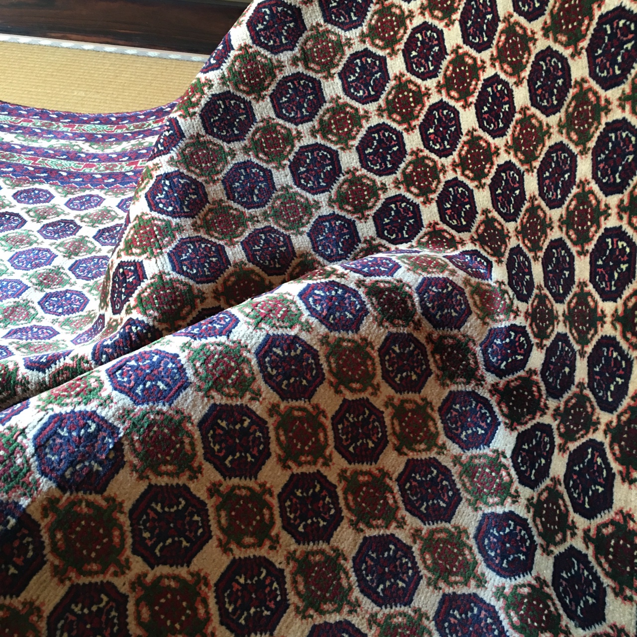 新緑のホジャロナイ絨毯