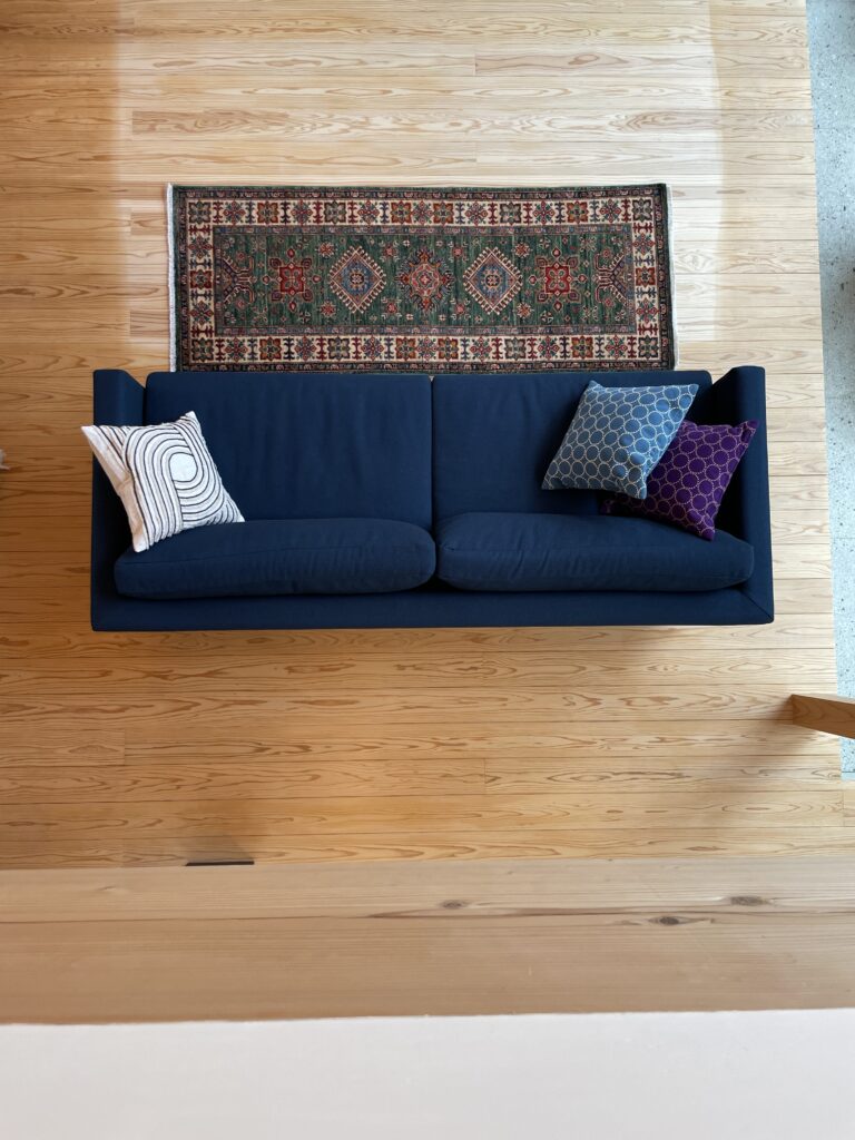 ハザラ族の緻密な織りと、手紡ぎガズニーウールが融合した逸品