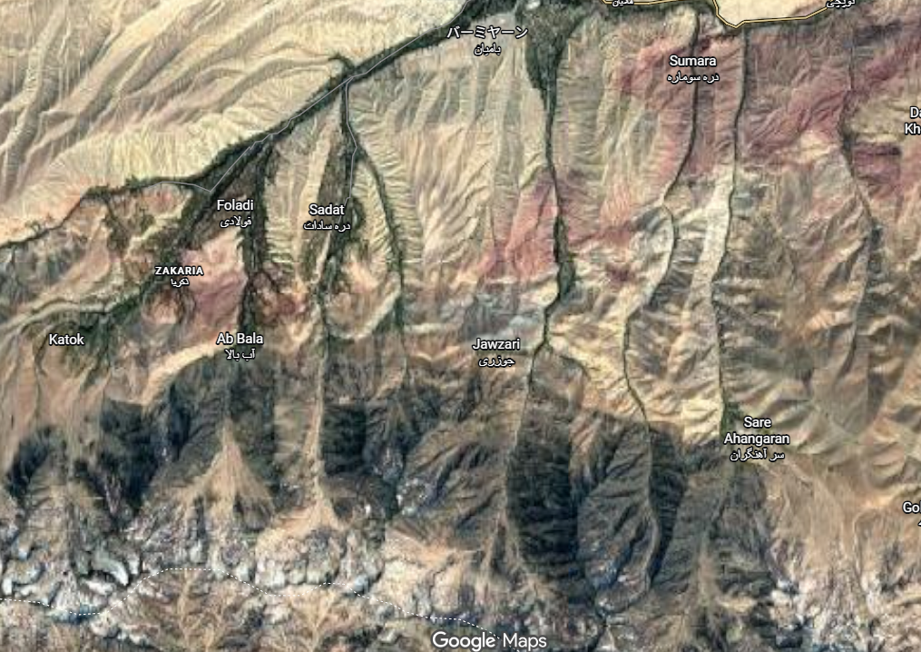 ハザラジャト中心部のバーミヤーン周辺に広がる険しい山岳地形の衛星画像